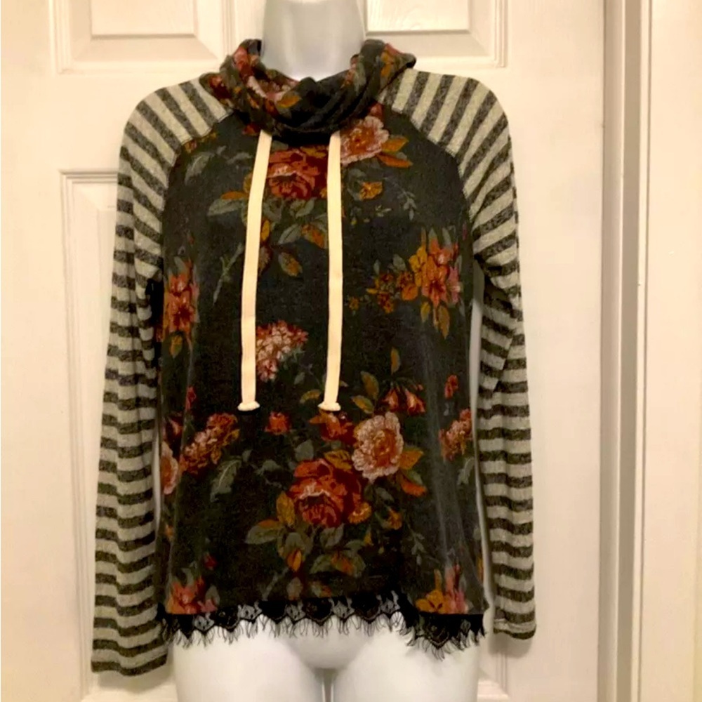Rewind Juniors Soft‎ Cowl Neck Lace Bottom Sweater Size Small